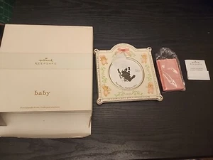 Hallmark Andenken Rahmen Baby Mädchen Fußabdruck offene Box 6" x 6,5" - Bild 1 von 5