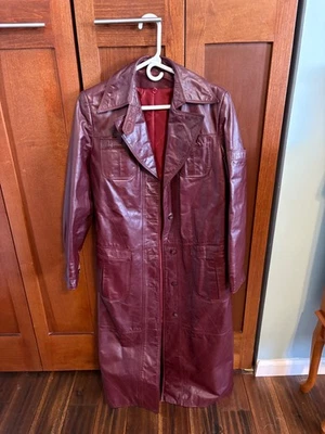 Gabardina de colección años 70 Etienne Aigner para mujer de cuero rojo sangre de buey con botones talla 14 Foto 1 de 4