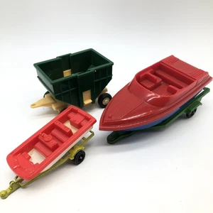 Set mit Strombecker Anhängerkupplung #5024 blau und rot Kunststoff Boot/HONG Kong Farm Bin+ - Bild 1 von 8