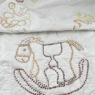 Edredón bebé punto de cruz mecedor caballo juguetes bloques corazones hecho a mano 36,5 x 54,5" Foto 1 de 4