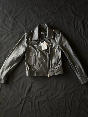 NUEVA Chaqueta de Motocicleta Zara Cuero Negra Tono Plateado Cremalleras Mujer’s Pequeña Motociclista Foto 1 de 4