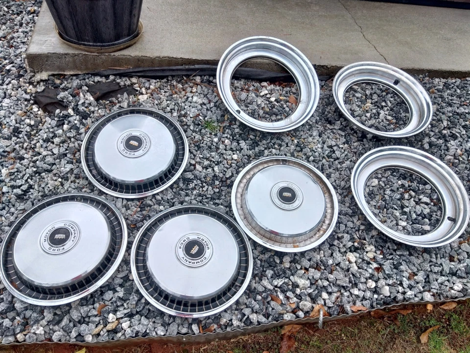 Four Vintage 1971-1976 Ford F100 F150 Galaxie LTD Torino 15" Hubcaps 3 Trim Ring - Imagem 1 de 4