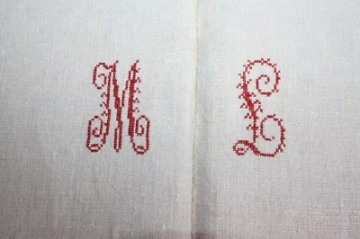 Drap N°24 ancien en chanvre et lin monogrammé rouge 220 x 228 cm - Photo 1/4
