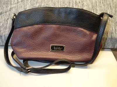 Cartera bandolera para mujer Nicole Miller of New York púrpura y negra Foto 1 de 4