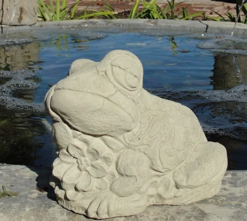 VINTAGE THINKING FROG STATUE Cement Concrete Outdoor Toad Pond Garden Patio Yard Cover