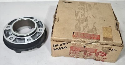 Cubo transportador de roda dentada traseira original NOS Suzuki TM TM100 TM125 FABRICANTE DE EQUIPAMENTO ORIGINAL 64600-28830 NOVO - Imagem 1 de 4