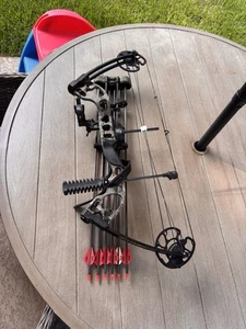 G5 Quest Compound Bow RH with Quiver, Arrows, and Wrist Release - Picture 1 of 4