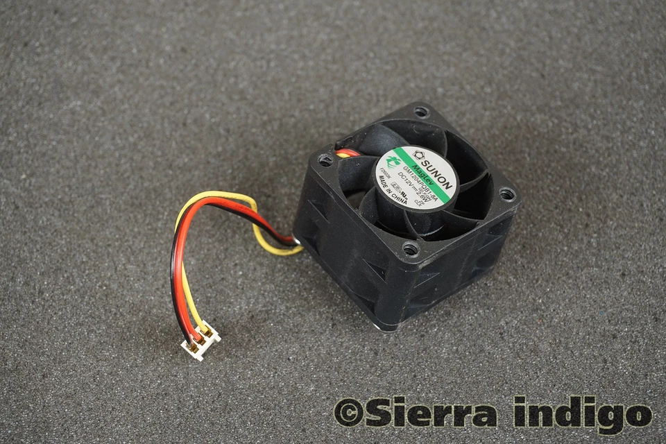 GM1204PQB1-8A Sunon DC12V 2.6W 40x40x28mm 3-Pin 3-Wire Fan - Image 1 of 1