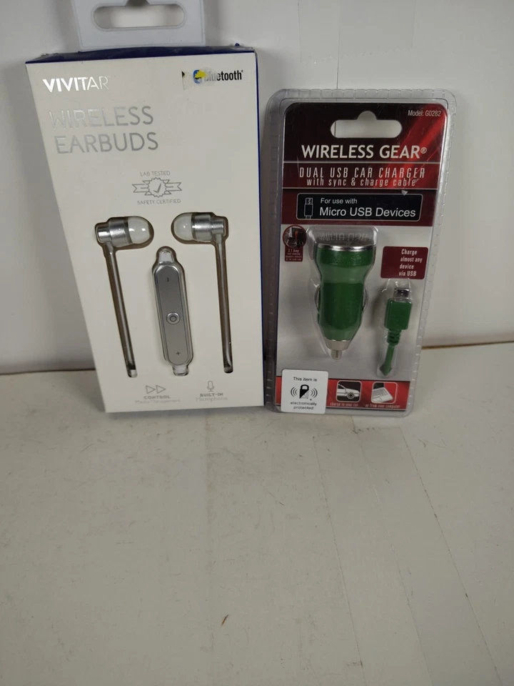 Двойное автомобильное зарядное устройство USB с кабелем синхронизации и зарядки и наушниками-вкладышами Vivitar - Изображение 1 из 4