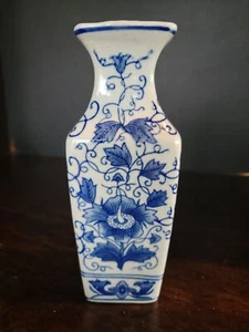 Chinese Blue White Floral Crackled Vase Pottery 8" Cottage Core Vines - Picture 1 of 17