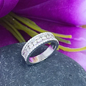 Anillo redondo de oro blanco de 14 quilates con diamantes simulados para boda canal nupcial de 1,00 quilates - Imagen 1 de 9