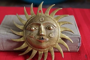 Oro Estilo Antiguo Latón Sol Cara Adorno Máscara Sol Colgante Pared Placa de Buda - Imagen 1 de 2
