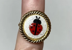 ANELLO VINTAGE TONO ORO SMALTO GUILLOCHÉ REGOLABILE - COCCINELLA ROSSA su bianco - Foto 1 di 5