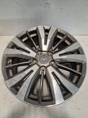 Llanta Nissan Pathfinder 2017-2020 18x7-1/2 aleación mecanizada pintada radios en V Foto 1 de 4