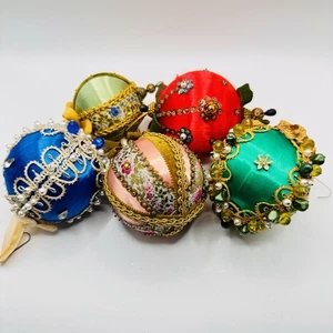 5 Weihnachten Stecknadeln Vintage Ornamente Handarbeit Pailletten Konvolut - Bild 1 von 6