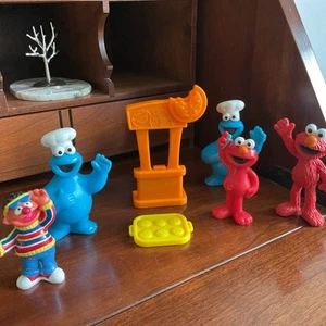 Cookie Monster Elmo Playset with Cookies Stand Pan Sesame Street Fisher Price + - Picture 1 of 4