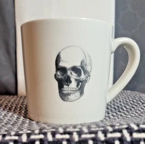 Taza Calavera Blanca | Taza de Café Gótica Cerámica | Diseño de Boceto Anatómico - Imagen 1 de 3