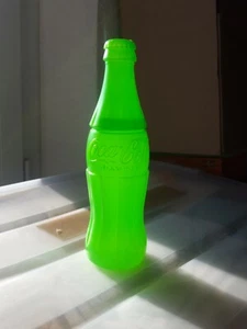 COCA-COLA BOUTEILLE TRADE MARK VERTE FLUO PLASTIQUE 1996. RARE - Picture 1 of 8
