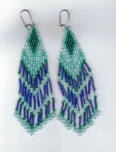 Pendientes perforados verde esmerilado, verde oscuro, semilla blanca y corneta morada con cuentas. - Imagen 1 de 4