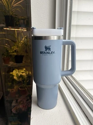 Caneca de viagem Stanley à prova de vazamentos com alça, aço inoxidável isolado - Imagem 1 de 4