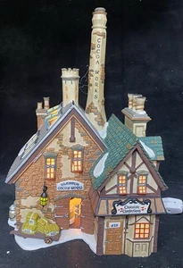 Departamento 56 DICKENS VILLAGE SERIES Glendun Cocoa Works 58478 con caja de luz - Imagen 1 de 12