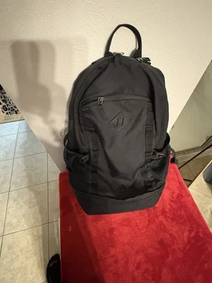 Mochila Adidas preta com 3 listras tamanho completo livro esportivo zíper espaçoso - Imagem 1 de 4