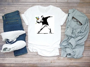 Banksy Throwing Flowers Love Graffiti Street weiß Herren Kurzarm T-Shirt K309 - Bild 1 von 2