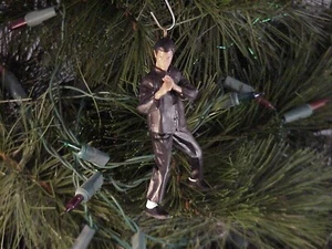 🎅PERSONALIZADO BRUCE LEE PUÑO DE FURIA LA CONEXIÓN CHINA FIGURA ADORNO DE NAVIDAD - Imagen 1 de 2