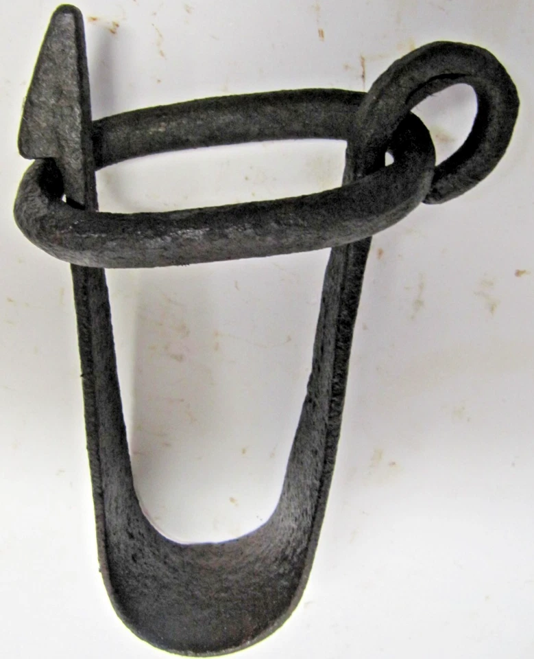 Ancien crochet pour seau puits en fer forgé - Photo 1/3