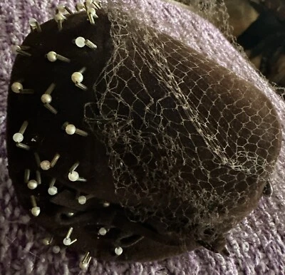 Noreen 时尚串珠棕色蝴蝶结别针丝绒头饰帽带破面纱 22 码 — 第 1/4 张图片