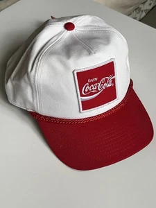 Neu mit Etikett Coca Cola Mütze Kappe Urban Outfitters Riemen hinten Mütze American Needle - Bild 1 von 11