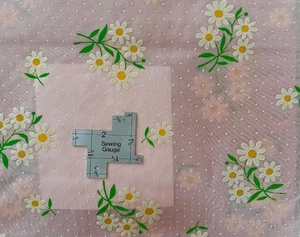 Baumwollmischung? Stoff ~ beflockt gepunktet Schweizer + Gänseblümchen Blumen ~ rosa ~ 63 x 46 Zoll + Rest ~ Puppen ++ - Bild 1 von 1