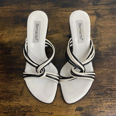 Sandalias de cuña Bernardo para mujer talla 7,5 M cuero negro blanco con tiras punta abierta Foto 1 de 4