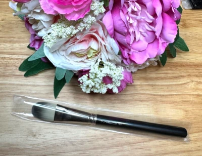 MAC 190 Foundation Brush Synthetic Black Handle New Authentic Fast Ship - Image 1 of 4