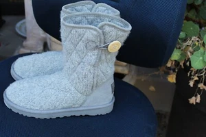 BOTAS UGG SOBRE EL TOBILLO GAMUZA Y GRIS PUNTO COMO NUEVAS - Imagen 1 de 7