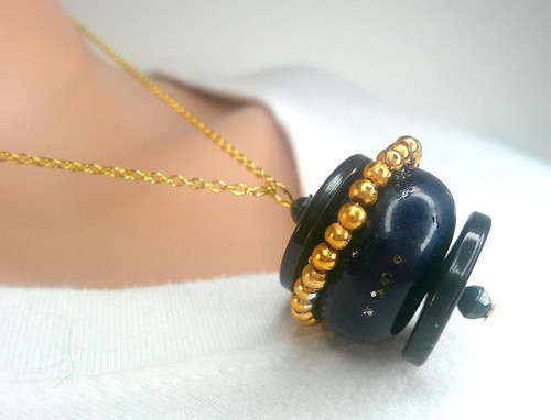 VETEMENTS Eccentrico ciondolo fatto a mano in oro nero e oro su collana placcata in oro giallo