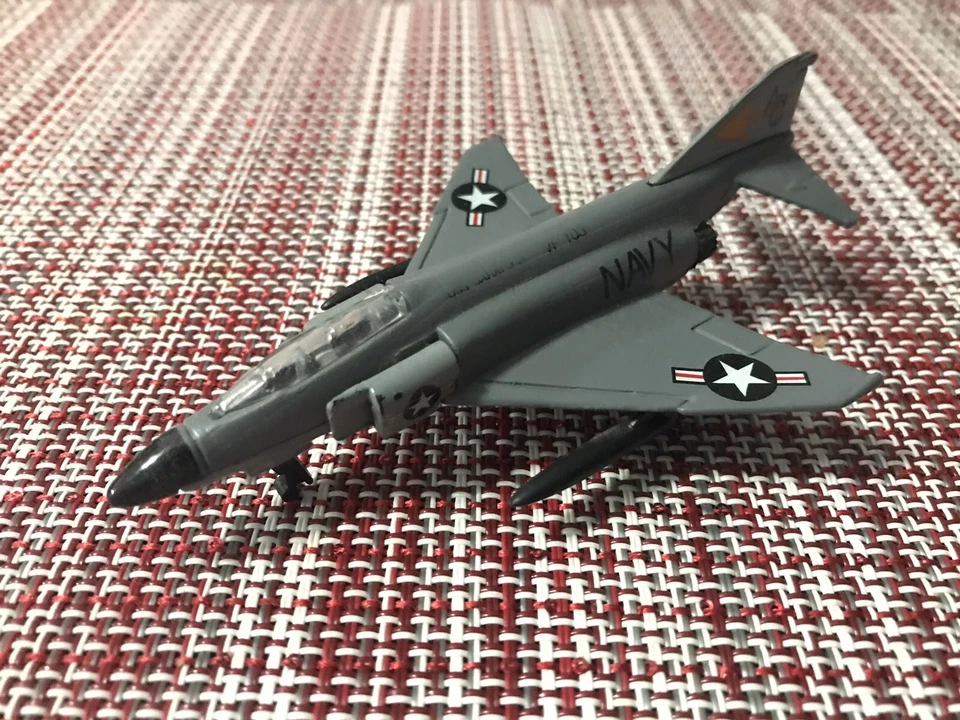 Avión de combate fundido a presión Maisto F-4J Phantom II VF-103 Foto 1 de 1