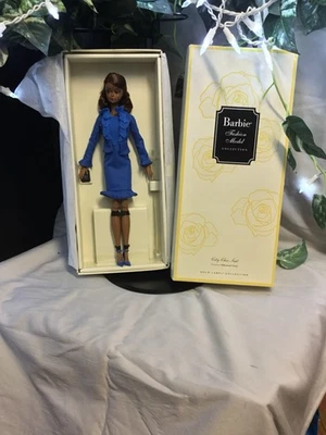 Muñeca Barbie Silkstone City Traje Elegante Mattel Etiqueta Dorada 2015 Limitada NRFB Foto 1 de 4