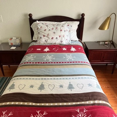 Juego de muebles de dormitorio de madera maciza de cerezo MCM Foto 1 de 4