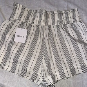 Forever 21 black And Beige striped shorts Women size M - Picture 1 of 4