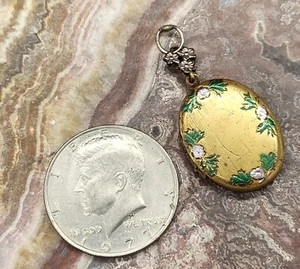 antique brass locket with painted flower decoration - Picture 1 of 4