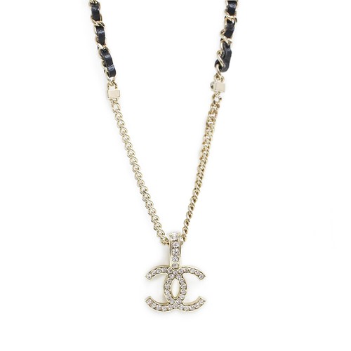 CHANEL CC Logo Ciondolo Collana in Pelle Oro e Nero ABD110