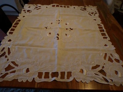 Linge ancien Centre de table lin blanc brodé de fleurs ( ref46 ) - Photo 1/4