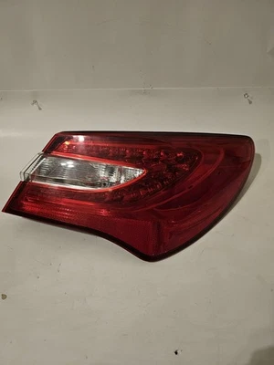 Lanterna traseira do lado direito do passageiro 2011-2014 CHRYSLER 200 SEDAN RH - Imagem 1 de 4