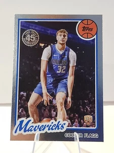 Cooper Flagg 2025-26 Topps Basketball 1980-81 45° Anniversario Rookie RC Mavs - Foto 1 di 2