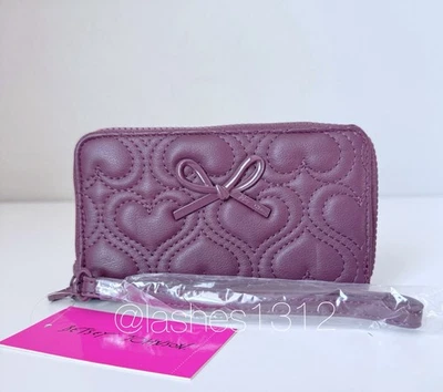 BETSEY JOHNSON Cartera XOKARA Cremallera Alrededor Muñequera con Corazones Acolchados - Púrpura Foto 1 de 4