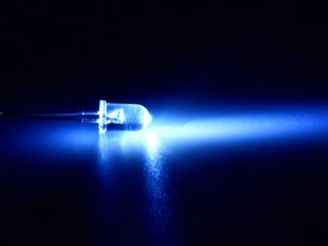 100 superhelle Blaue Leds 5mm 8000mcd inklusive Widerstände - Picture 1 of 2