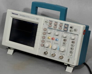 Tektronix TDS2022/TDS 2022 200 MHz 2 GS/s 2-Channel Digital Storage Oscilloscope - Picture 1 of 7