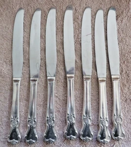 😃 LOT OF 7 MID-CENTURY c1950 SIGNATURE J MONOGRAMMED SILVERPLATED DINNER KNIVES - Picture 1 of 4