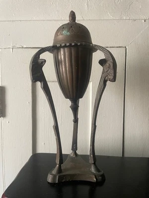 Quemador de incienso vintage con cabezas de carnero de cabra Foto 1 de 4